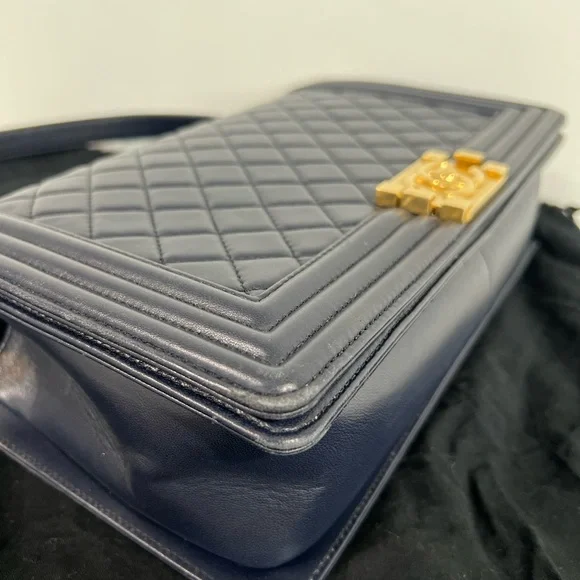 CHANEL Le Boy Medium - Picture 8 of 12